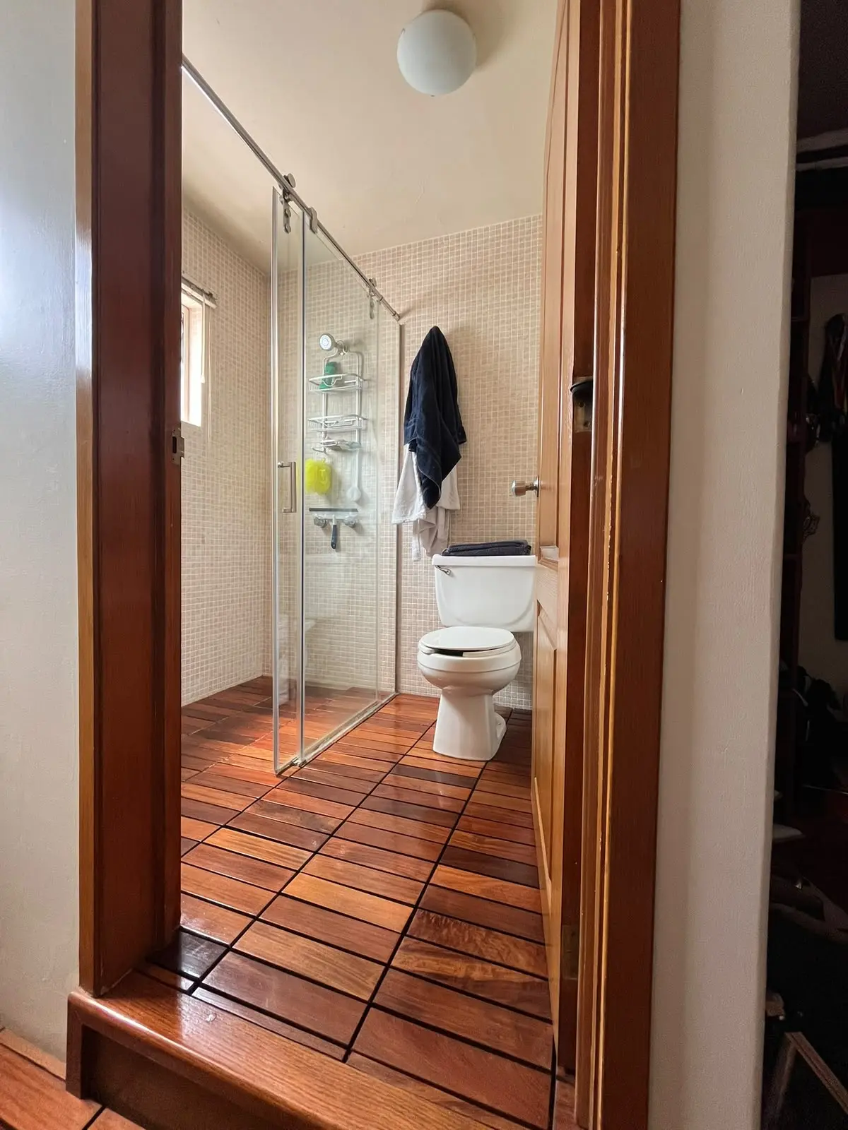 Baño con acabados en madera